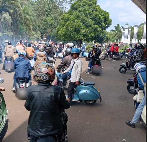 Ratusan pengendara Vespa klasik berkumpul di area parkir sebuah event Vespa